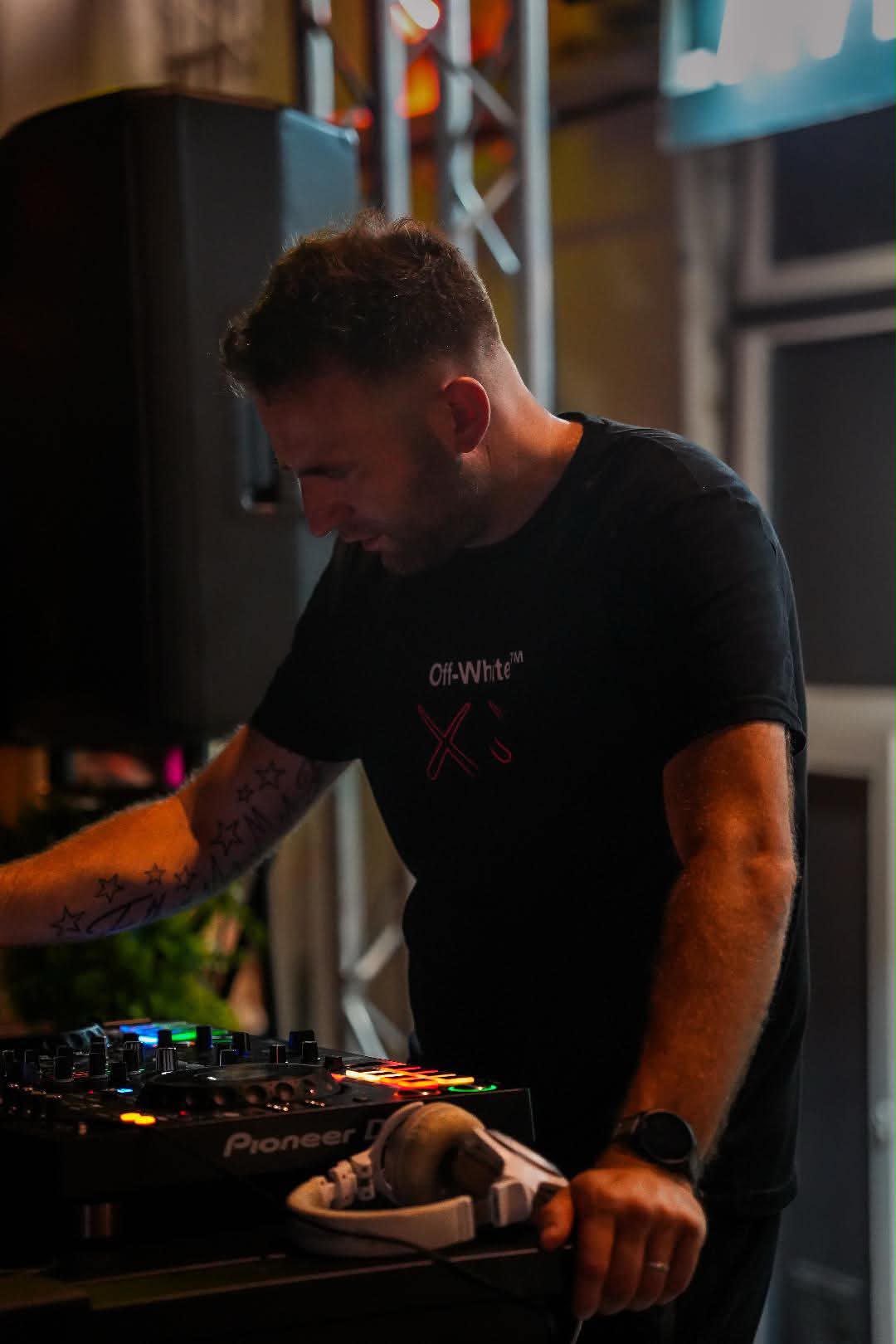 JeremieV aux platines pendant une soirée à Agen