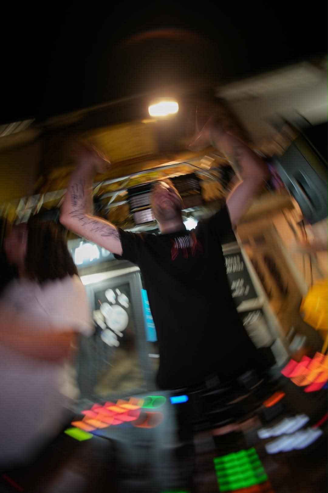 JeremieV aux platines devant son public