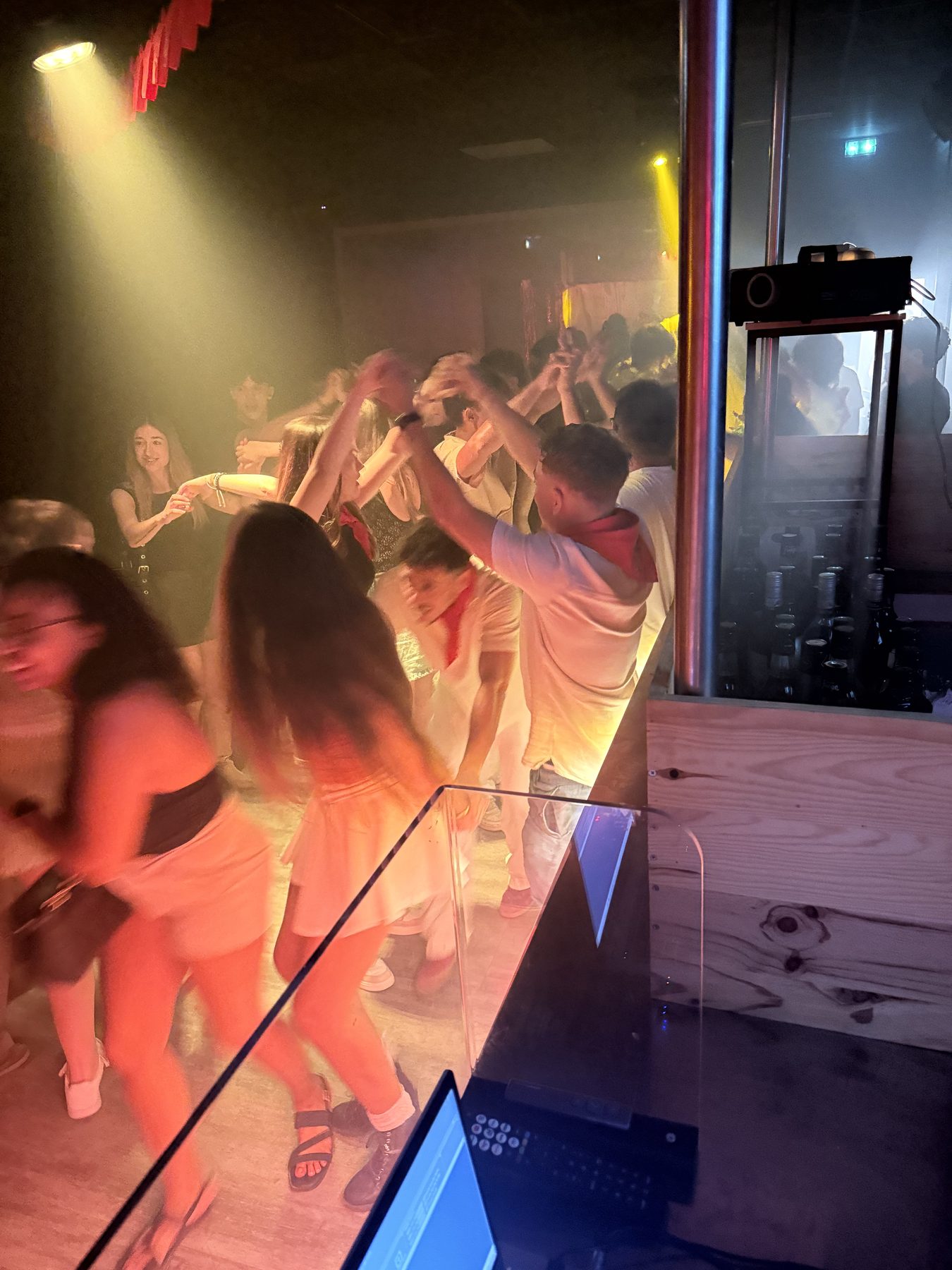 Dancefloor de discothèque rempli pendant un set de JeremieV