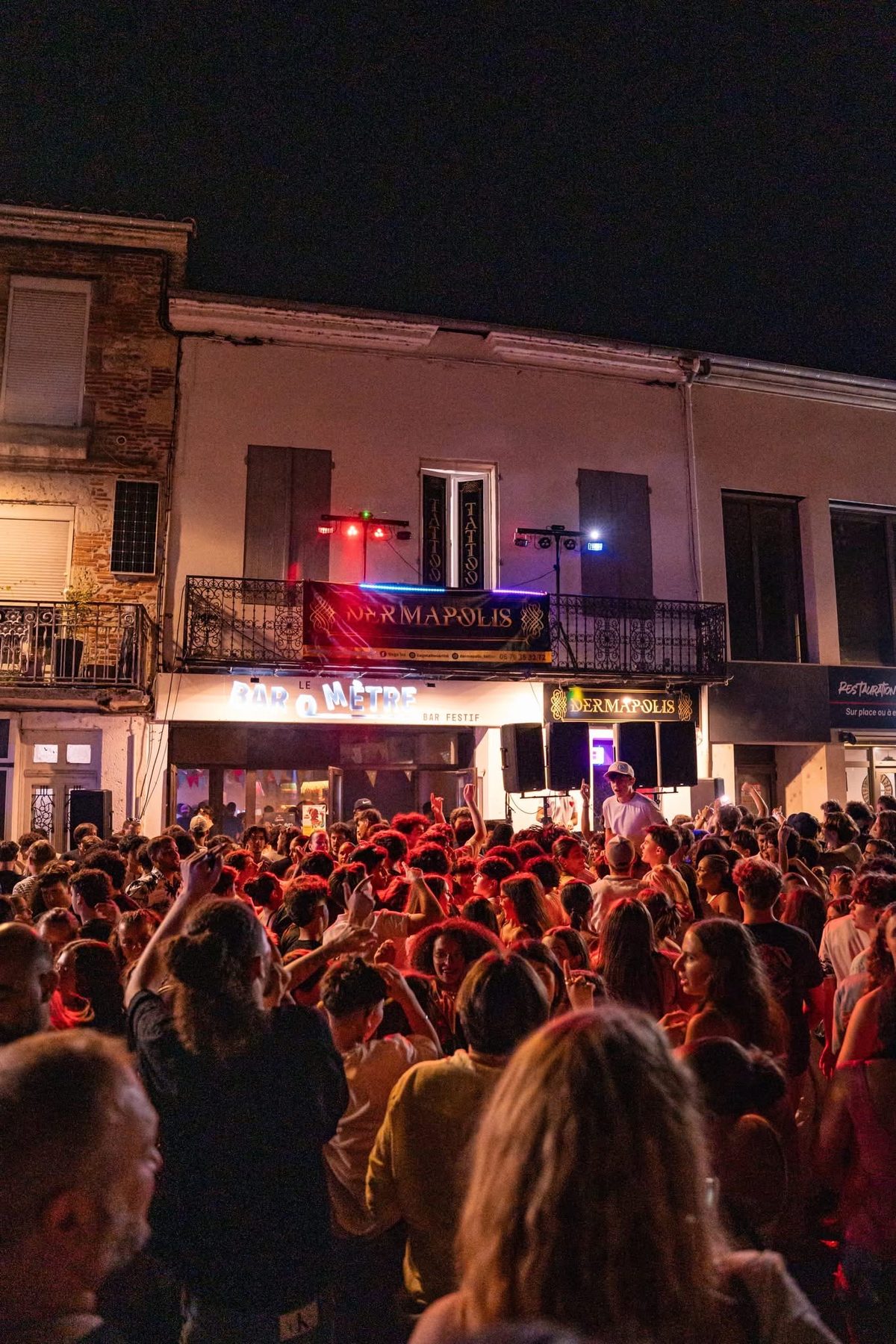 Foule compacte lors d'une soirée en extérieur animée par JeremieV
