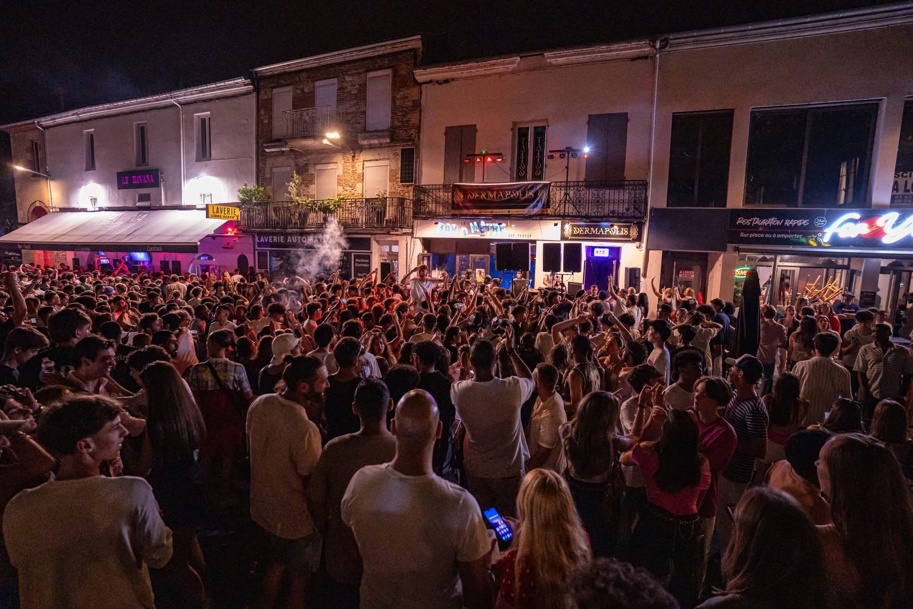 Public dansant pendant une soirée animée par JeremieV
