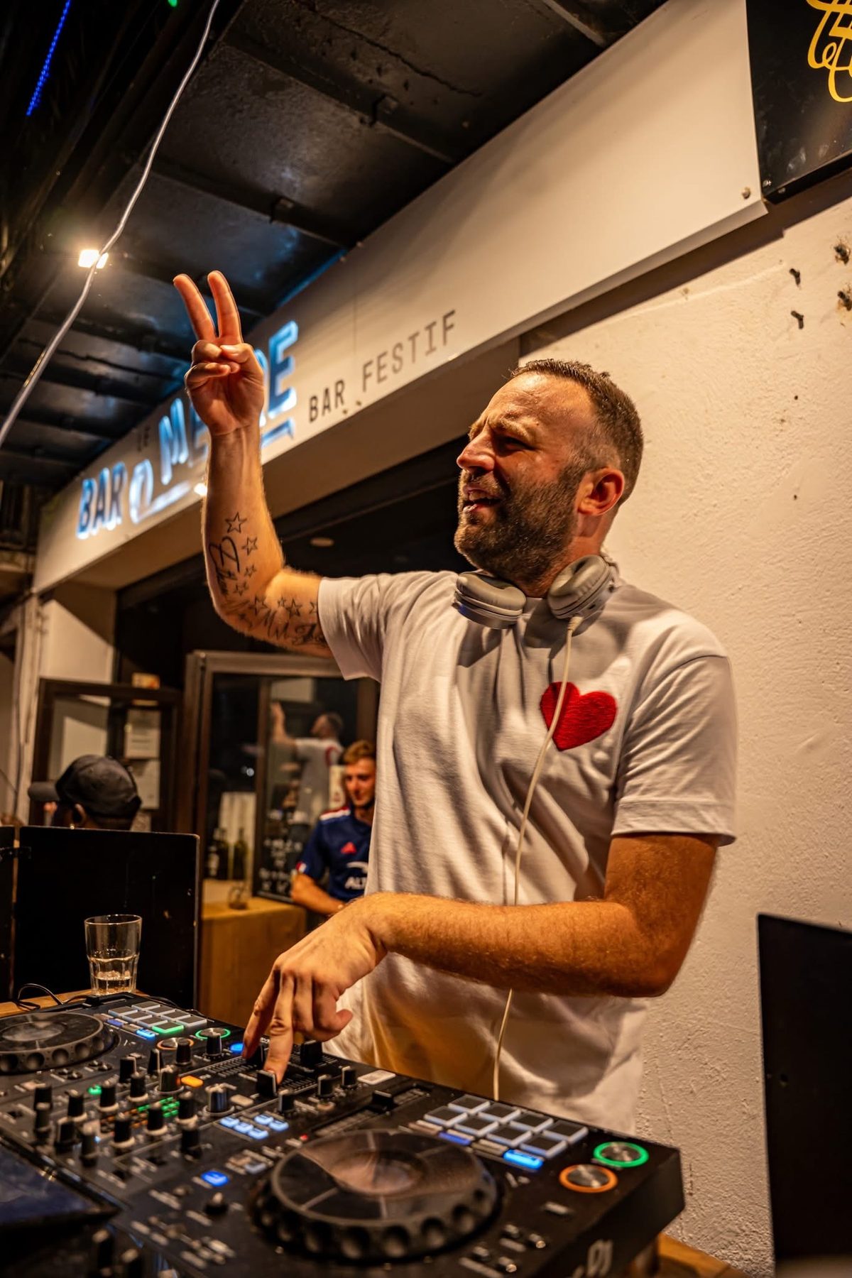 JeremieV saluant le public depuis la cabine DJ du Baromètre à Agen