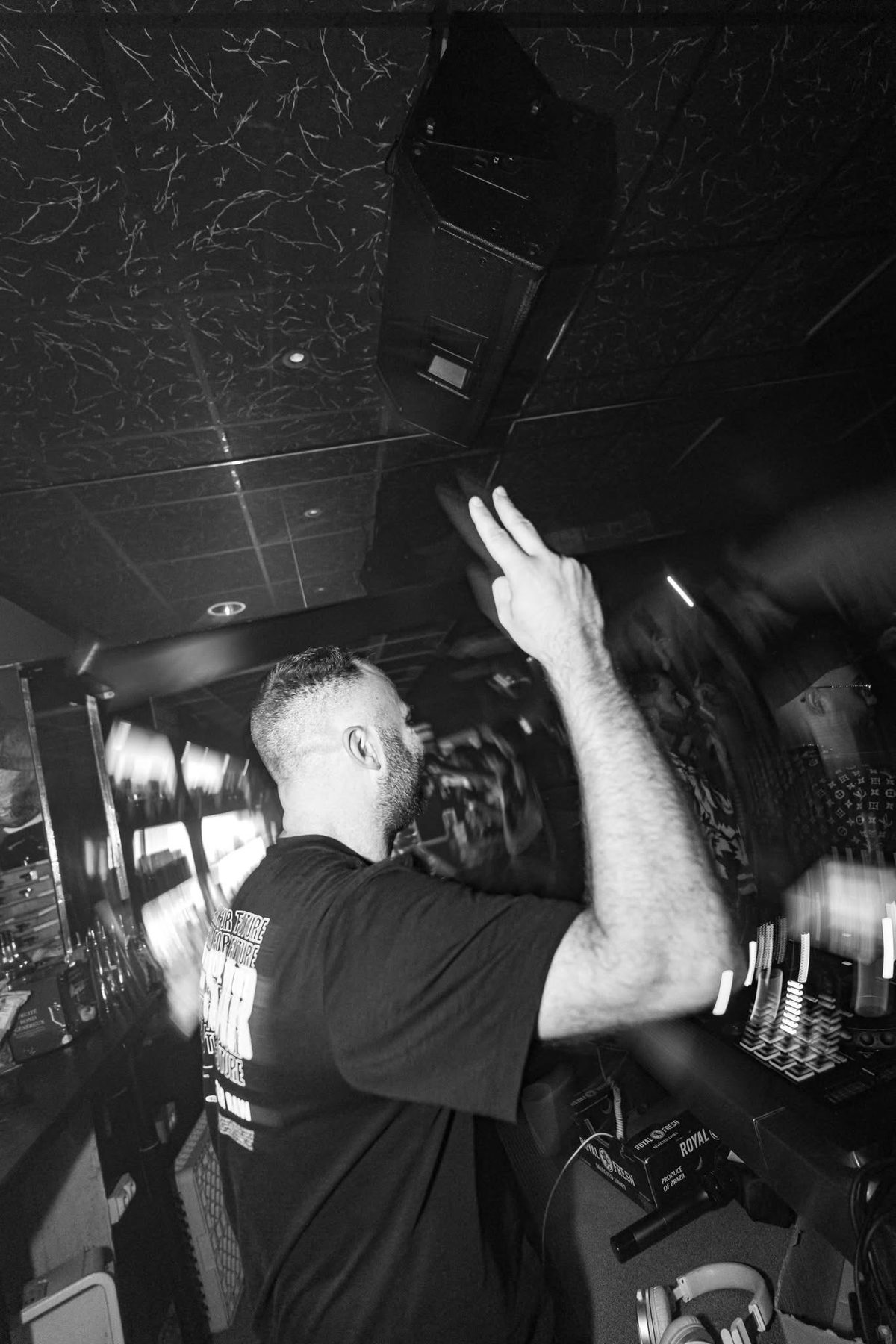 JeremieV en noir et blanc pendant un set de club