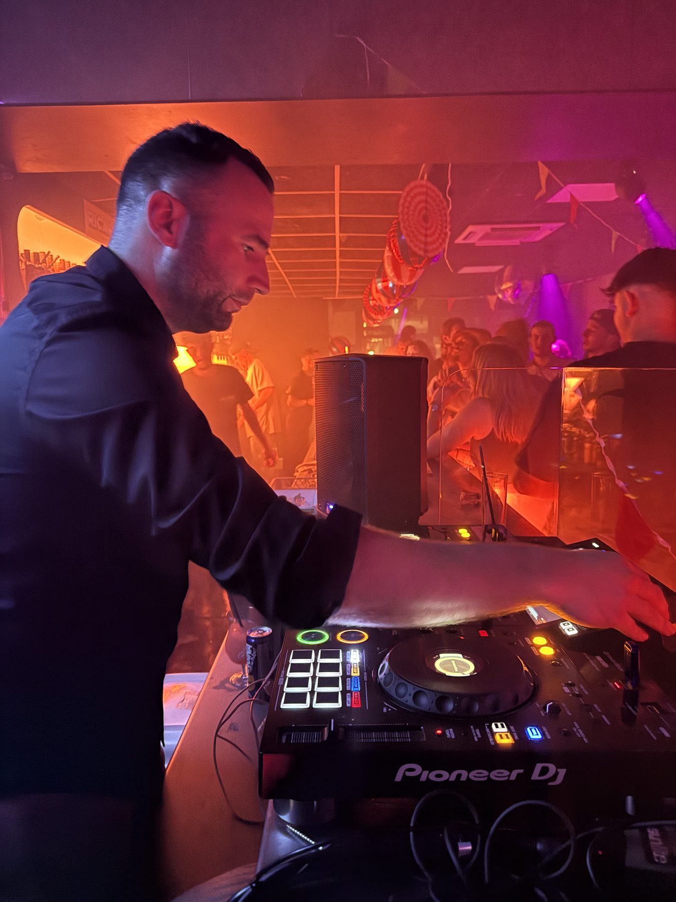 JeremieV aux platines pendant un set en club