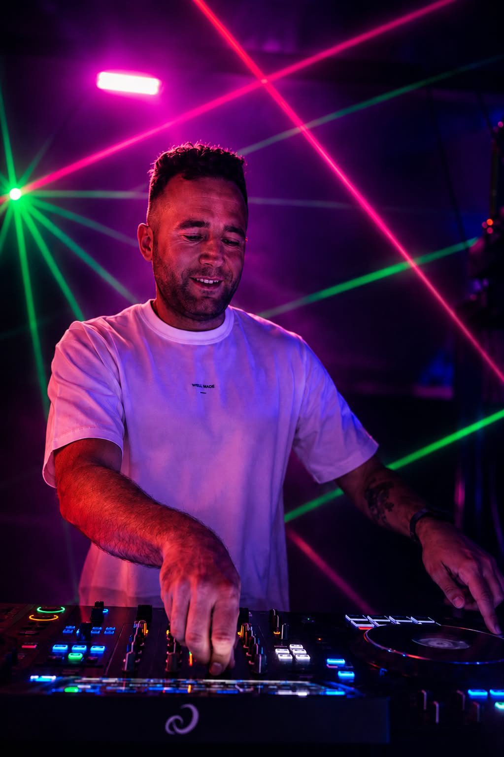 JeremieV aux platines sous les lasers d'un club
