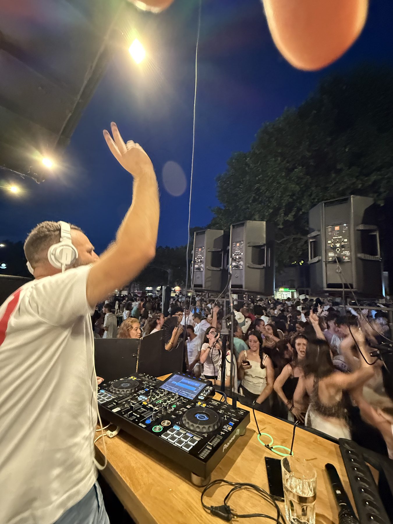 JeremieV animant une soirée en plein air devant une grande foule